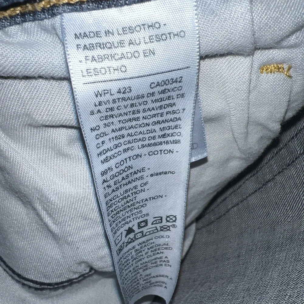 Levis levi signature